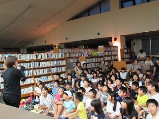 中央図書館で夜のおはなし会がありました 出水市立図書館