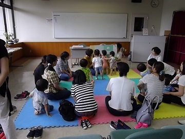 野田図書館　だっこでギュッ